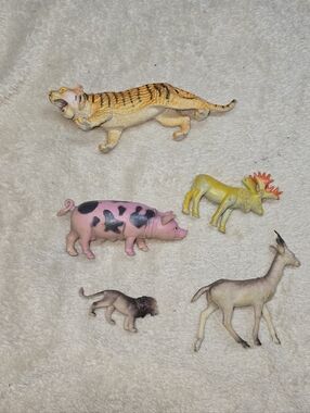 Lot of Vintage Animals Figures Farm and Zoo Safari Plastic Animals Lot of 5So